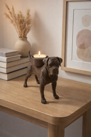 Waxinelichthouder Cane Corso in zwarte uitvoering op een houten tafeltje in een warme huiselijke omgeving met brandend waxinelichtje.